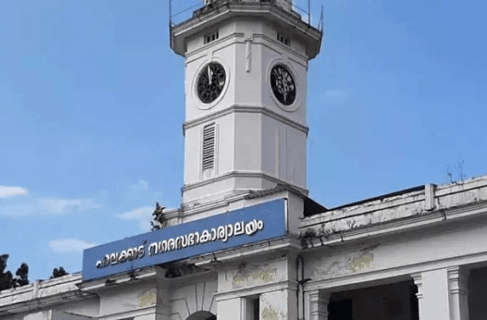 പാലക്കാട് മുനിസിപ്പൽ കൗൺസിലിൽ വന്ദേമാതരം ആലപിക്കുന്നത് യു.ഡി.എഫ് അംഗങ്ങൾ ബഹിഷ്കരിച്ചു; ആദ്യ വരികൾ പാടി എൽ.ഡി.എഫ്