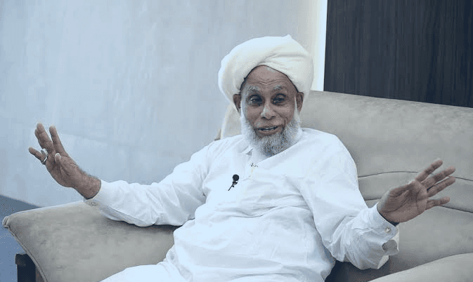'വിശുദ്ധ ശരീഅത്ത് നിയമങ്ങൾ സംരക്ഷിക്കപ്പെടണം, കാലഹരണപ്പെട്ടതെന്ന് പറഞ്ഞ് പരിഹസിക്കരുത്': കാന്തപുരത്തിന് പിന്തുണയുമായി ജിഫ്രി തങ്ങൾ