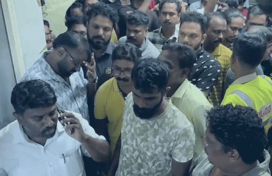 തുടർച്ചയായ രാത്രികാല പവർകട്ട് രോഗികളെയടക്കം വലയ്ക്കുന്നു; വൈറ്റില കെ.എസ്.ഇ.ബി ഓഫീസിൽ നാട്ടുകാരുടെ പ്രതിഷേധം