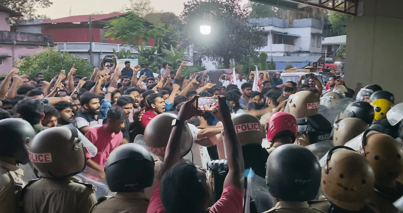 വടകര പോലീസ് സ്റ്റേഷൻ മാർച്ചിലെ സംഘർഷം: പോലീസുകാരനടക്കം ആറുപേർക്ക് പരിക്ക്; കണ്ടാലറിയാവുന്ന 13 പേരുൾപ്പെടെ 120 ഡിവൈഎഫ്ഐ പ്രവർത്തകർക്കെതിരെ കേസ്