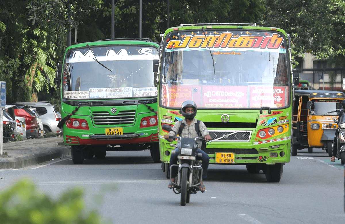 മത്സരയോട്ടവും അക്രമങ്ങളും: കൊച്ചിയിലെ ബസ് 'പാട്ടം' സർവീസുകൾക്കെതിരെ സ്വകാര്യ ബസ് ഉടമകളുടെ സംഘടന രംഗത്ത്
