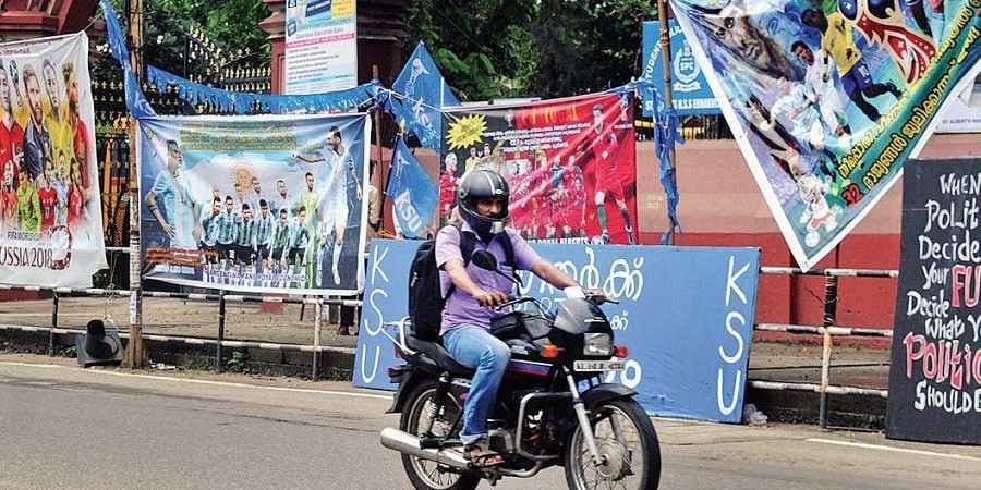 റോഡുകളിലും നടപ്പാതകളിലും അനധികൃത ബോർഡുകൾക്ക് വിലങ്ങ്; ഒന്നിന് 5,000 രൂപ വീതം പിഴ ചുമത്താൻ സർക്കാർ തീരുമാനം