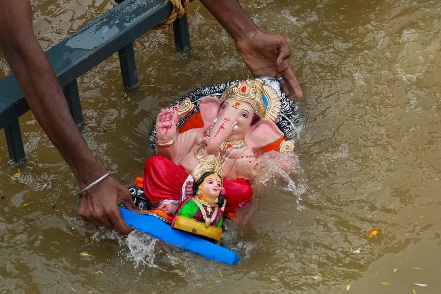 ഗണേശ വിഗ്രഹ നിമജ്ജനത്തിനിടെ തടാകത്തിൽ വീണ് ആറ് വിദ്യാർത്ഥികൾക്ക് ദാരുണാന്ത്യം; ഞെട്ടലോടെ തെലങ്കാന