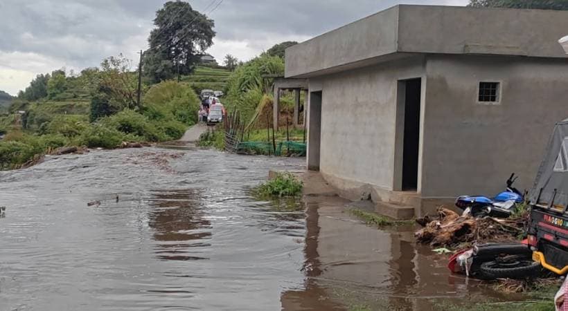 ഇടുക്കിയിൽ ശക്തമായ മഴ: വട്ടവടയിൽ മണ്ണിടിഞ്ഞ് ഷെഡ് തകർന്ന് രണ്ട് മരണം; കോട്ടയത്തും കനത്ത മഴ, മീനച്ചിലാറ്റിൽ ജലനിരപ്പുയർന്നു