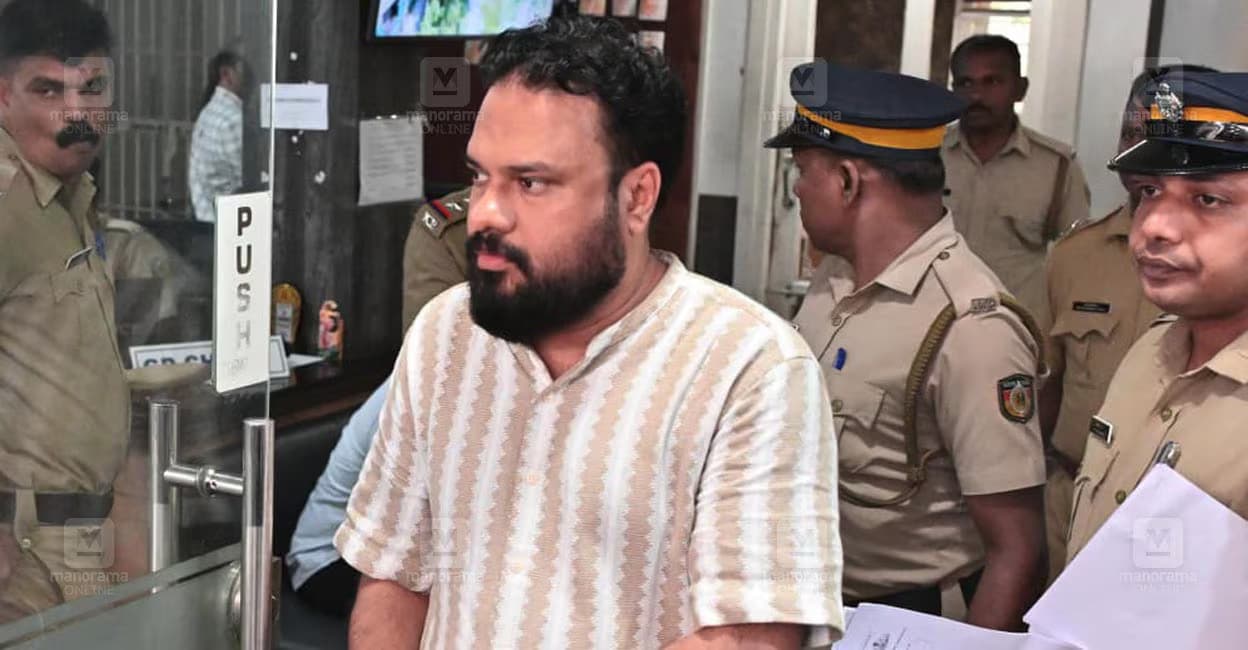 കേരള ബ്ലാസ്റ്റേഴ്സിന്റെ നിയമകാര്യങ്ങളിൽ പി. ശശിയുടെ മകന് പങ്കാളിത്തം; അന്വേഷണം ആവശ്യപ്പെട്ട് വ്യവസായി മുഹമ്മദ് ഷെർഷാദ് വിജിലൻസിനെ സമീപിച്ചു