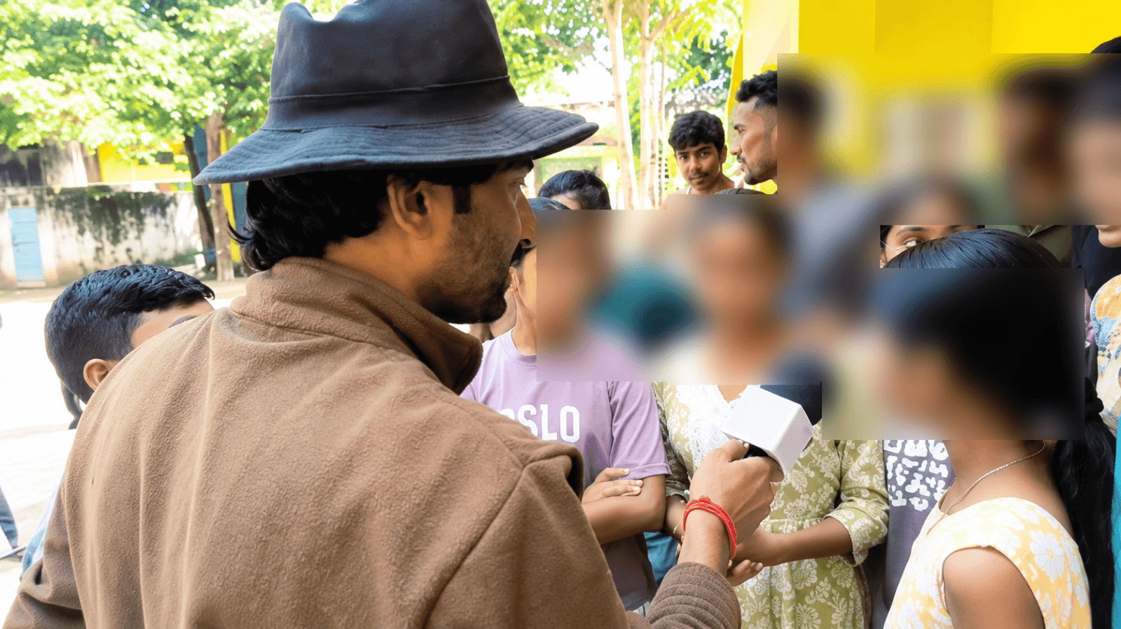 ക്ലാസെടുക്കാതെ മൊബൈലിൽ ഗെയിം കളി, വിദ്യാർത്ഥിനികളോട് ഇൻസ്റ്റാഗ്രാം ഐഡി ആവശ്യപ്പെട്ടെന്നും ആരോപണം; സർക്കാർ സ്കൂൾ അധ്യാപകനെതിരെ പരാതി