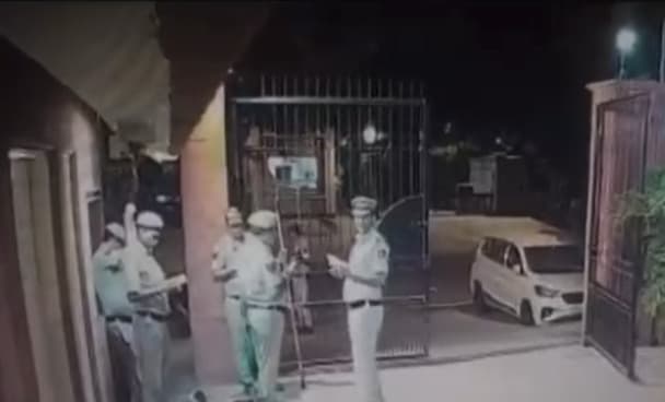 ഗ്യാനേഷ് കുമാറിനെതിരായ പ്രക്ഷോഭം: എസ്എഫ്ഐ പ്രവർത്തകരെ തേടി സുർജിത് ഭവനിലെത്തി ഡൽഹി പോലീസ്