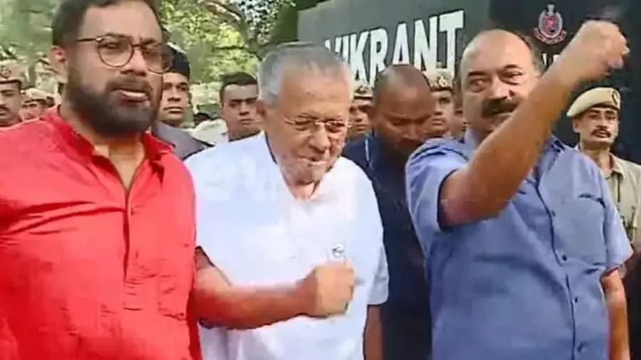 കസ്റ്റഡിയിലിരിക്കെ പിണറായി വിജയന് ദേഹാസ്വാസ്ഥ്യം; എ.എ. റഹീമിനും വിദ്യാർത്ഥികൾക്കും പോലീസ് മർദ്ദനമേറ്റതായി പരാതി, കസ്റ്റഡിയിൽ നിരാഹാര സമരം