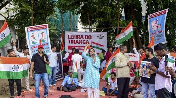 മുഖ്യ തിരഞ്ഞെടുപ്പ് കമ്മീഷണറുടെ രാജി ആവശ്യപ്പെട്ട് മുംബൈ ആസാദ് മൈതാനിൽ സിജെപിയുടെ 'ലഹ്റാ ദോ തിരംഗ' പ്രതിഷേധം