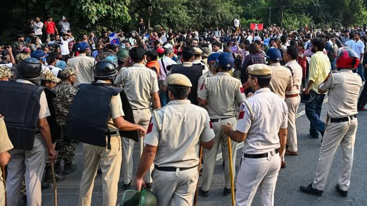 വിലക്ക് ലംഘിച്ച് കൊണാട്ട് പ്ലേസിൽ പ്രതിഷേധം; നിരവധി എഫ്ഐആറുകൾ രജിസ്റ്റർ ചെയ്ത് ഡൽഹി പോലീസ്, ആവർത്തിക്കുന്നവർക്കെതിരെ നടപടി