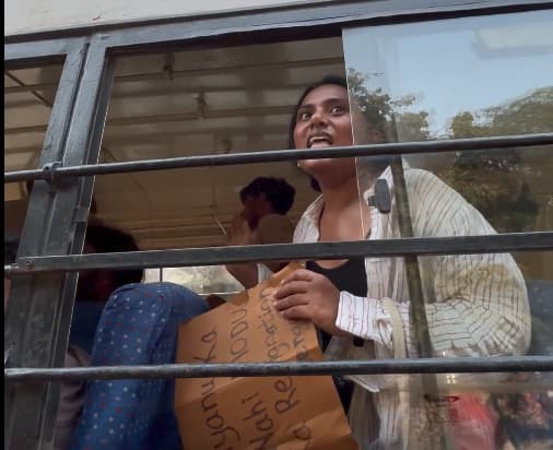ഡൽഹിയിലെ പ്രതിഷേധക്കാർക്ക് നേരെ പോലീസ് മർദ്ദനം; കസ്റ്റഡി ബസിൽ നിന്നുള്ള വീഡിയോ പങ്കുവെച്ച് മാധ്യമപ്രവർത്തക റാണാ അയ്യൂബ്