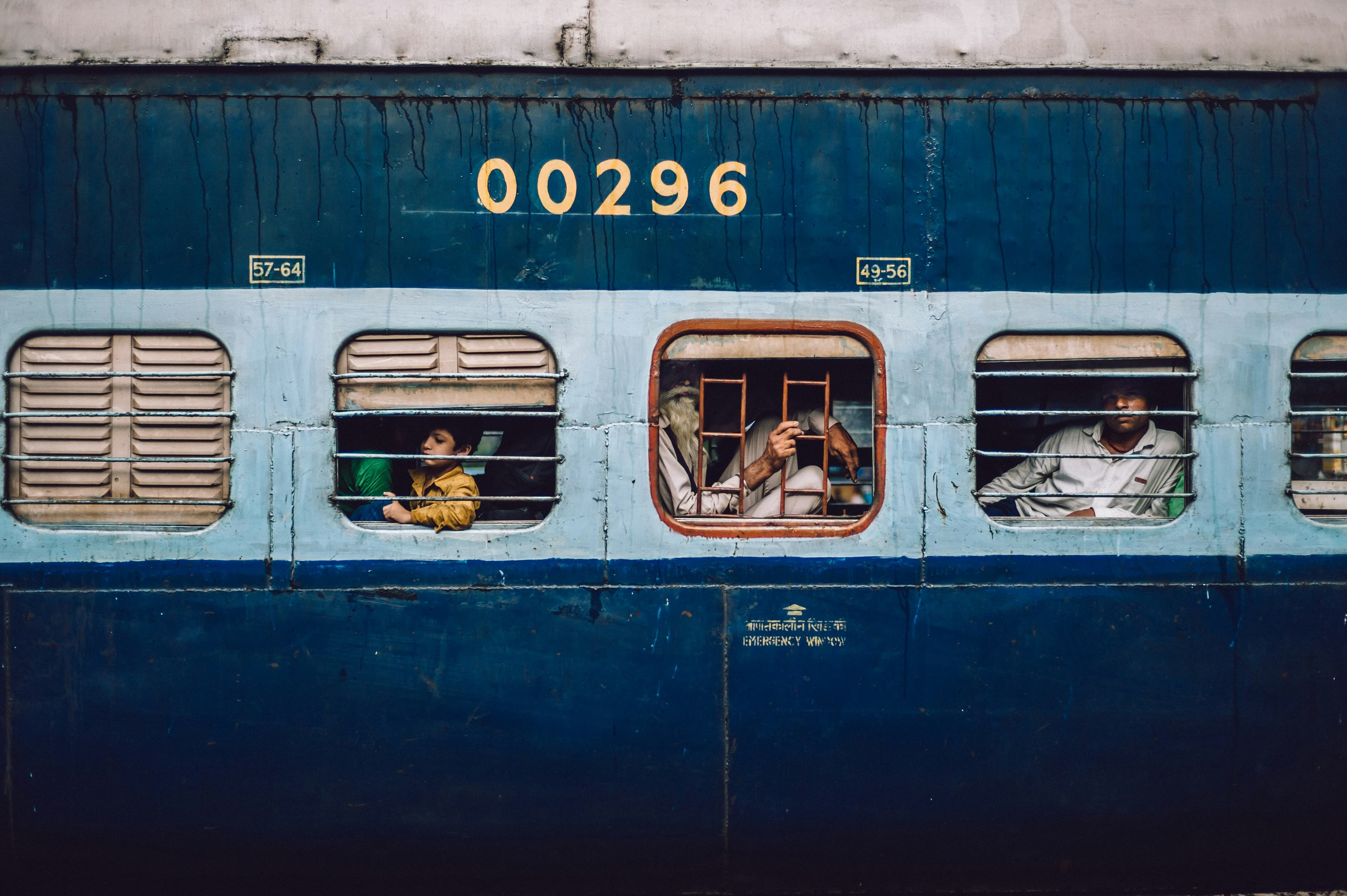 ട്രെയിനിലും റെയിൽവേ പരിസരങ്ങളിലും ഉച്ചത്തിൽ പാട്ടുവെച്ചാൽ 1,000 രൂപ പിഴ; ലംഘനം തുടർന്നാൽ തടവുശിക്ഷയെന്നും റെയിൽവേ വിജ്ഞാപനം