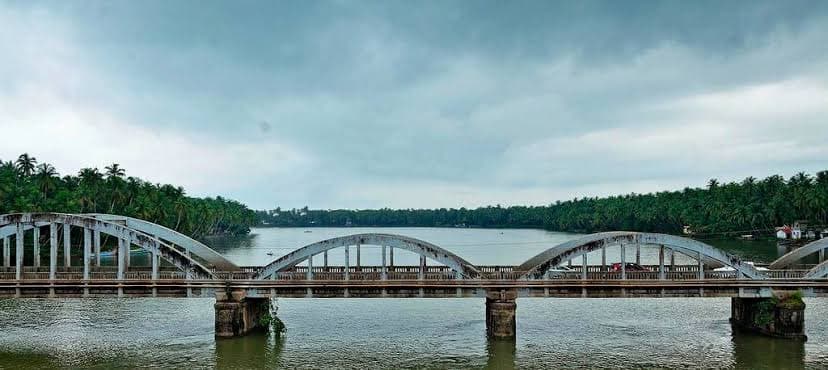 ആലുവ മാർത്താണ്ഡവർമ്മ പാലവും ദേശം പാലവും നാളെ മുതൽ 10 ദിവസത്തേക്ക് അടച്ചിടും; ഗതാഗത നിയന്ത്രണങ്ങൾ പ്രഖ്യാപിച്ച് പൊലീസ്