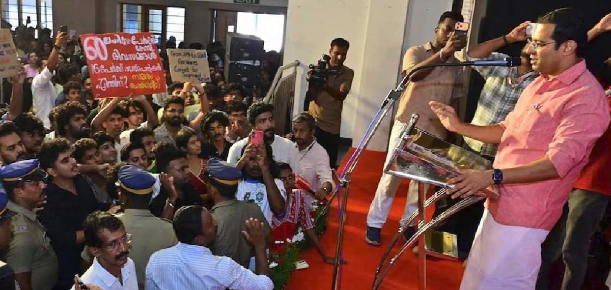 മഹാരാജാസ് കോളേജിലെ ബിരുദദാന ചടങ്ങ് തടസ്സപ്പെടുത്തി മന്ത്രി റോജി എം. ജോണിനെതിരെ എസ്എഫ്ഐ പ്രതിഷേധം; കണ്ടാലറിയാവുന്ന വിദ്യാർത്ഥികൾക്കെതിരെ പോലീസ് കേസ്