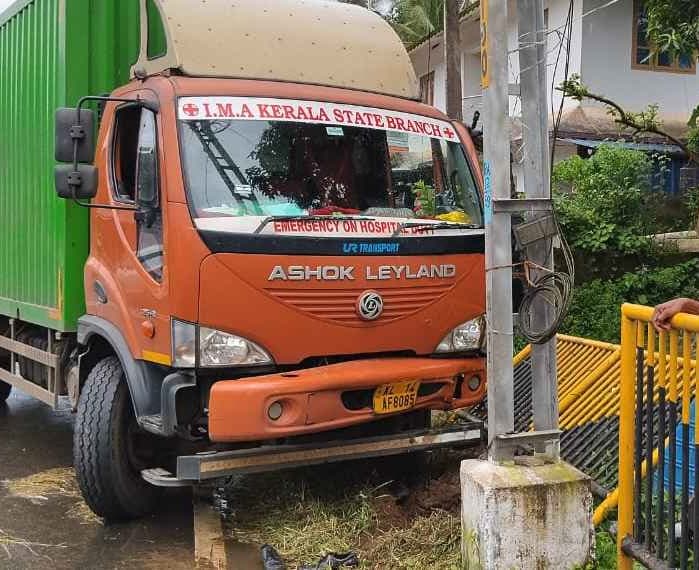 പാലക്കാട്: ആശുപത്രി മാലിന്യവുമായി പോവുകയായിരുന്ന ലോറി ഇടിച്ചുകയറി വിദ്യാര്ത്ഥിക്ക് ദാരുണാന്ത്യം. പാലക്കാട് മുണ്ടൂര് ഒമ്പതാം മൈയിലാണ് സംഭവം നടന്നത്. മുണ്ടൂര് യുവക്ഷേത്ര കോളേജിലെ രണ്ടാംവര്ഷ ബിസിഎ വിദ്യാര്ത്ഥിയും പാലക്കാട് പറക്കുളം സ്വദേശിയുമായ മുഹമ്മദ് ഫര്ഹാനാണ് മരിച്ചത്. മൂന്ന് വിദ്യാര്ത്ഥിക്ക് അപകടത്തില് പരിക്കേറ്റു. ഇതില് ഒരാളുടെ നില അതീവ ഗുരുതരമാണ്. ഈ വിദ്യാര്ത്ഥിയെ പാലക്കാട്ടെ സ്വകാര്യ ആശുപത്രിയിലേക്ക് മാറ്റി. ഇന്ന് ഉച്ചയോടെയായിരുന്നു സംഭവം നടന്നത്. നടന്നുപോകുകയായിരുന്ന വിദ്യാര്ത്ഥികള്ക്കിടയിലേക്കാണ് ലോറി ഇടിച്ചുകയറിയത്. ഉടന് തന്നെ വിദ്യാര്ത്ഥികളെ പാലക്കാട് ജില്ലാ ആശുപത്രിയില് പ്രവേശിപ്പിച്ചു. ചികിത്സയ്ക്കിടെയായിരുന്നു മുഹമ്മദ് ഫര്ഹാന് മരിച്ചത്. ലോറി ഇടിച്ച് പ്രദേശവാസിയായ വ്യക്തിക്കും പരിക്കേറ്റിട്ടുണ്ട്.